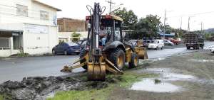 Tras la lluvia se realiz&oacute; la limpieza en los filos de las calles en Portoviejo, para que el agua no se acumule.