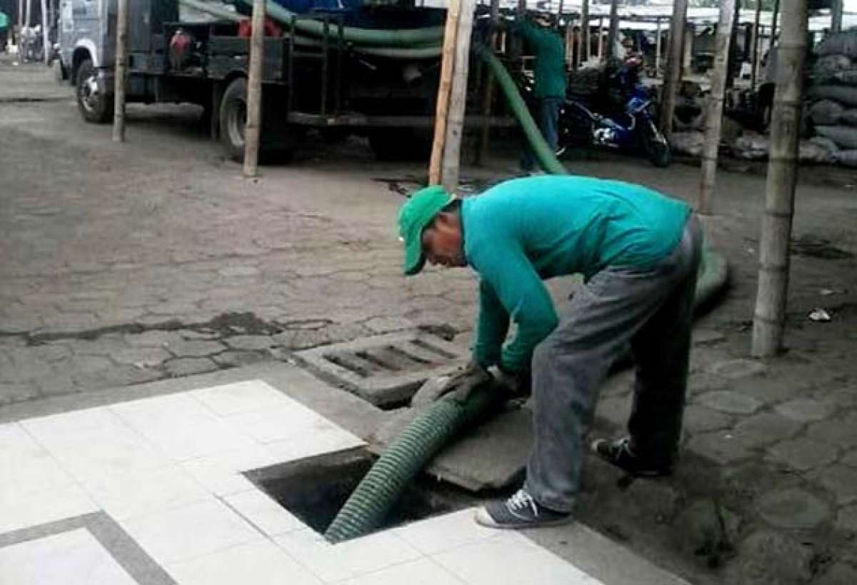 Avanza programa de limpieza de sumideros y cajas de alcantarillado