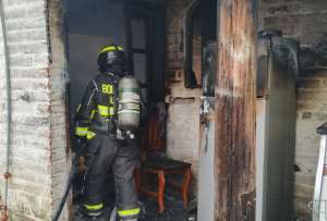 Bomberos combaten un incendio estructural en una vivienda del sector de Lumbisí.