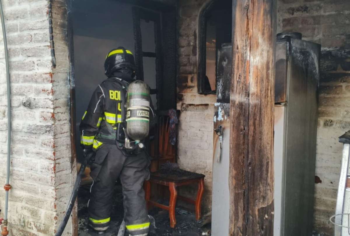 Bomberos combaten un incendio estructural en una vivienda del sector de Lumbisí.