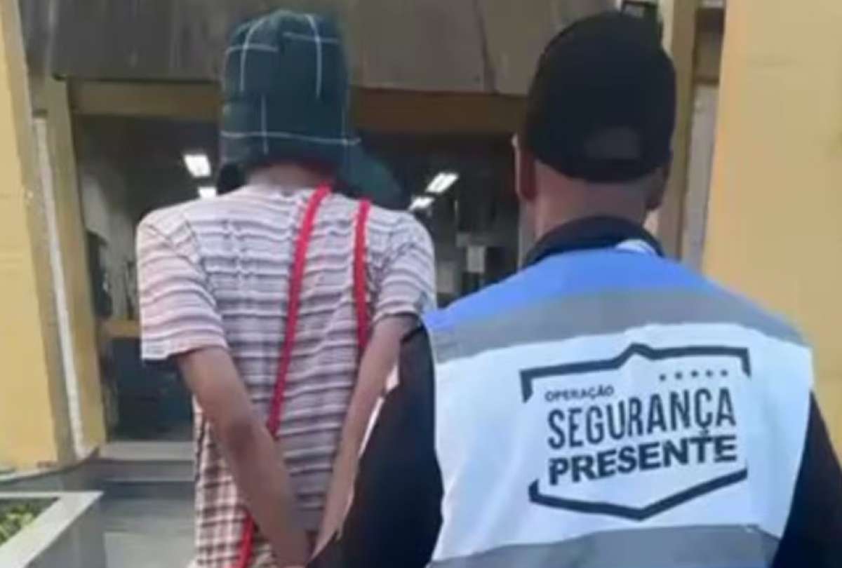 El joven, de 24 años, fue sorprendido en un colectivo con dos cigarrillos armados. Al ser esposado imitó al popular personaje, provocando risas y grabaciones que ya circulan en redes.