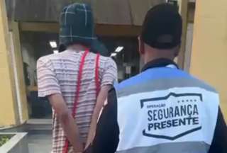 El joven, de 24 años, fue sorprendido en un colectivo con dos cigarrillos armados. Al ser esposado imitó al popular personaje, provocando risas y grabaciones que ya circulan en redes.