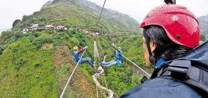 Los deportes extremos, entre ellos el paseo del Puente Tibetano, encabezan la lista de atractivos de Ba&ntilde;os. 
