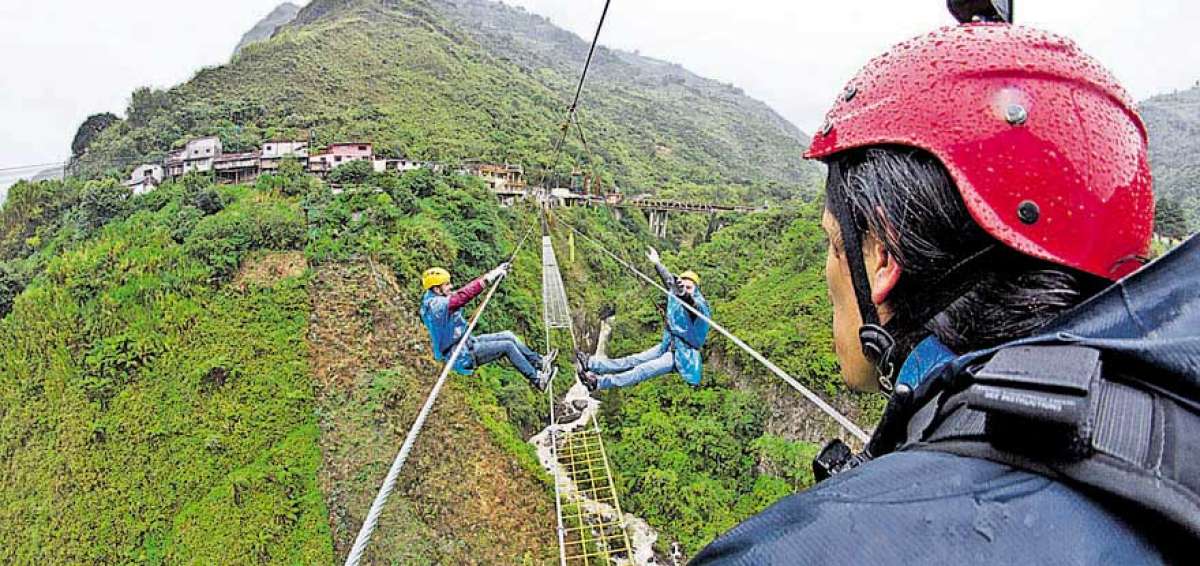 Los deportes extremos, entre ellos el paseo del Puente Tibetano, encabezan la lista de atractivos de Ba&ntilde;os. 