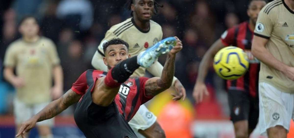 El jugador del Bournemouth, Joshua King, anota durante el partido de la Premier League inglesa contra el Manchester United, en el Vitality Stadium.