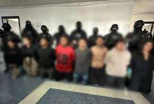 40 personas, entre ellos dos ciudadanos de origen chino, fueron detenidos en un call center en el norte de Quito.