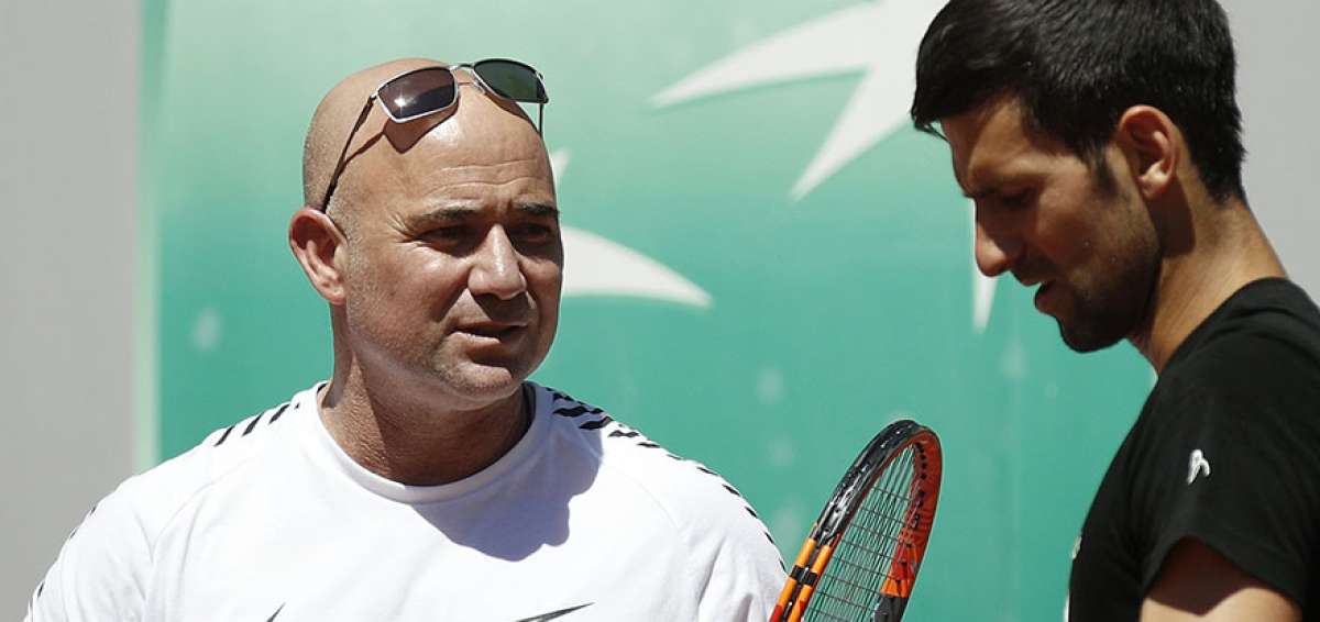 El entrenador estadounidense Andre Agassi (i) junto a Novak Djokovic, durante una pr&aacute;ctica de ambos antes del Roland Garros de 2017.