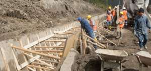 Reparaci&oacute;n de la zona afectada tras el deslizamiento de tierra.