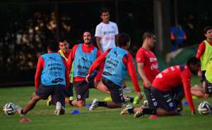 Los chilenos realizaron ayer su pen&uacute;ltimo entrenamiento de cara al partido de octavos de final contra los brasile&ntilde;os. Medel (atr&aacute;s, a la izquierda)est&aacute; golpeado. Foto: AFP.