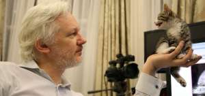 Julian Assange en una imagen de archivo posando junto a su mascota en la Embajada de Ecuador en Londres.