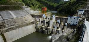 Presa de la central hidroel&eacute;ctrica Delsitanisagua sobre el r&iacute;o Zamora