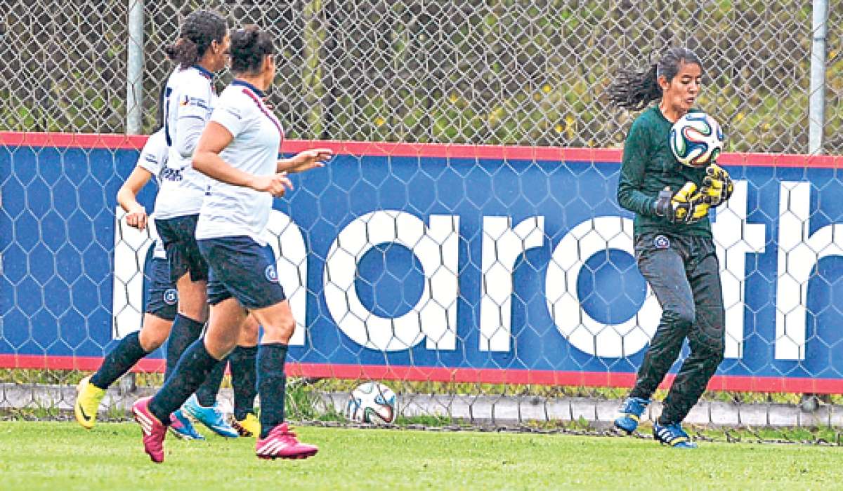 La golera Camila Cevallos, de Quito F&uacute;tbol Club, volver&aacute; a ser titular hoy, cuando su equipo reciba a Talleres Emanuel en la cancha 1 de la Casa de la Selecci&oacute;n. Foto: &Aacute;lvaro P&eacute;rez / El Tel&eacute;grafo