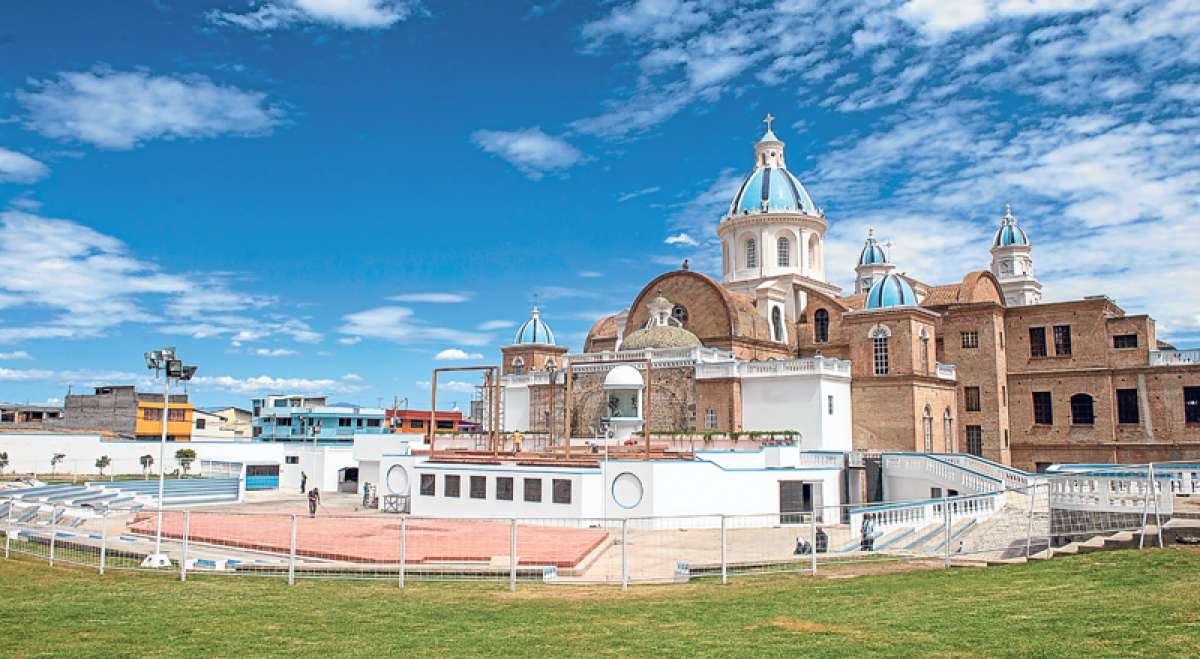 En los exteriores del Santuario no se permitir&aacute;n las ventas ambulantes. No obstante algunos a&uacute;n ofrecen crucifijos, camisetas y recuerdos en honor al papa Francisco. Foto: Miguel Jim&eacute;nez / El Tel&eacute;grafo