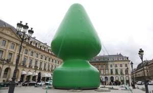 Desinflan obra de Paul McCarthy en Par&iacute;s por similitudes con un consolador gigante