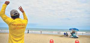 El salvavidas Pablo Banguera indica a las personas hasta d&oacute;nde pueden ingresar al mar. Adem&aacute;s los asesora sobre la importancia de respetar las se&ntilde;al&eacute;ticas. Foto: Rodolfo P&aacute;rraga / El Tel&eacute;grafo