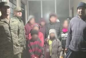 Militares resguardan a los menores mientras coordinaban el reencuentro con sus familiares en el cerro Igualata.