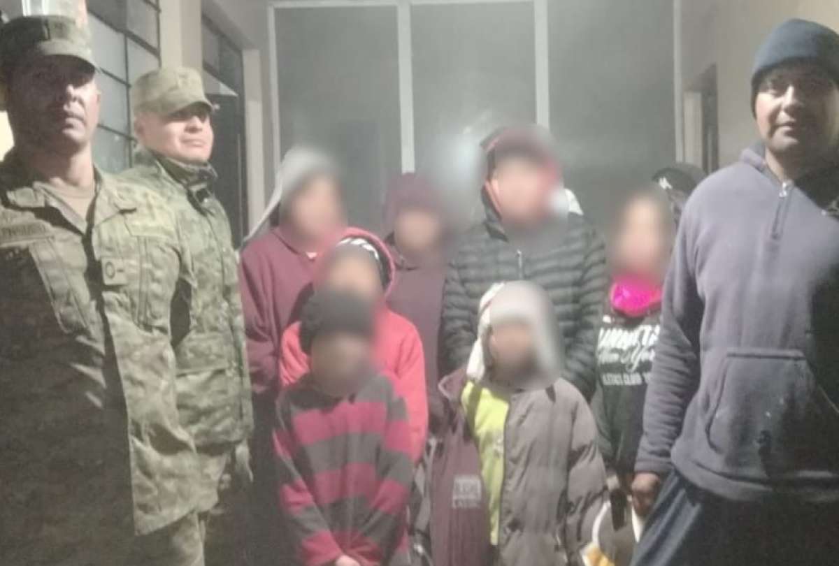 Militares resguardan a los menores mientras coordinaban el reencuentro con sus familiares en el cerro Igualata.