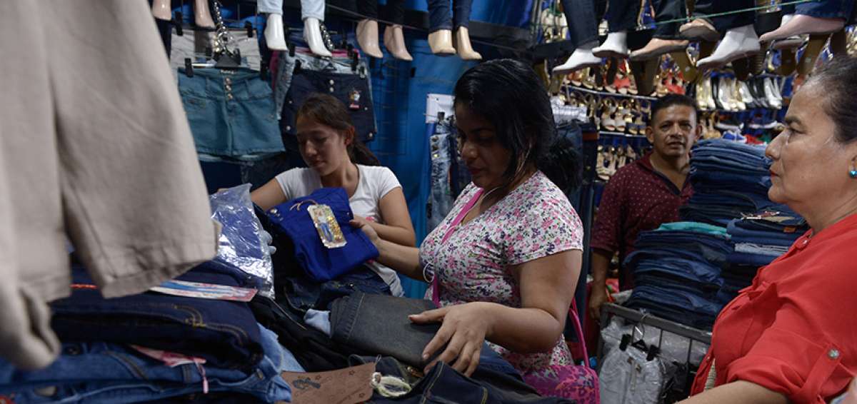 Los vendedores logran ganancias por volumen de ventas de ah&iacute; se generan los precios bajos. 