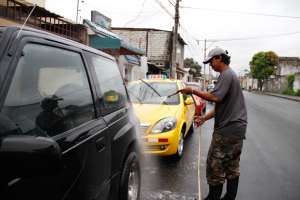 En la ciudad hay negocios que usan el agua potable como recurso principal para su actividad, por ejemplo, las lavadoras de carros. Foto: Miguel Castro/El Tel&eacute;grafo