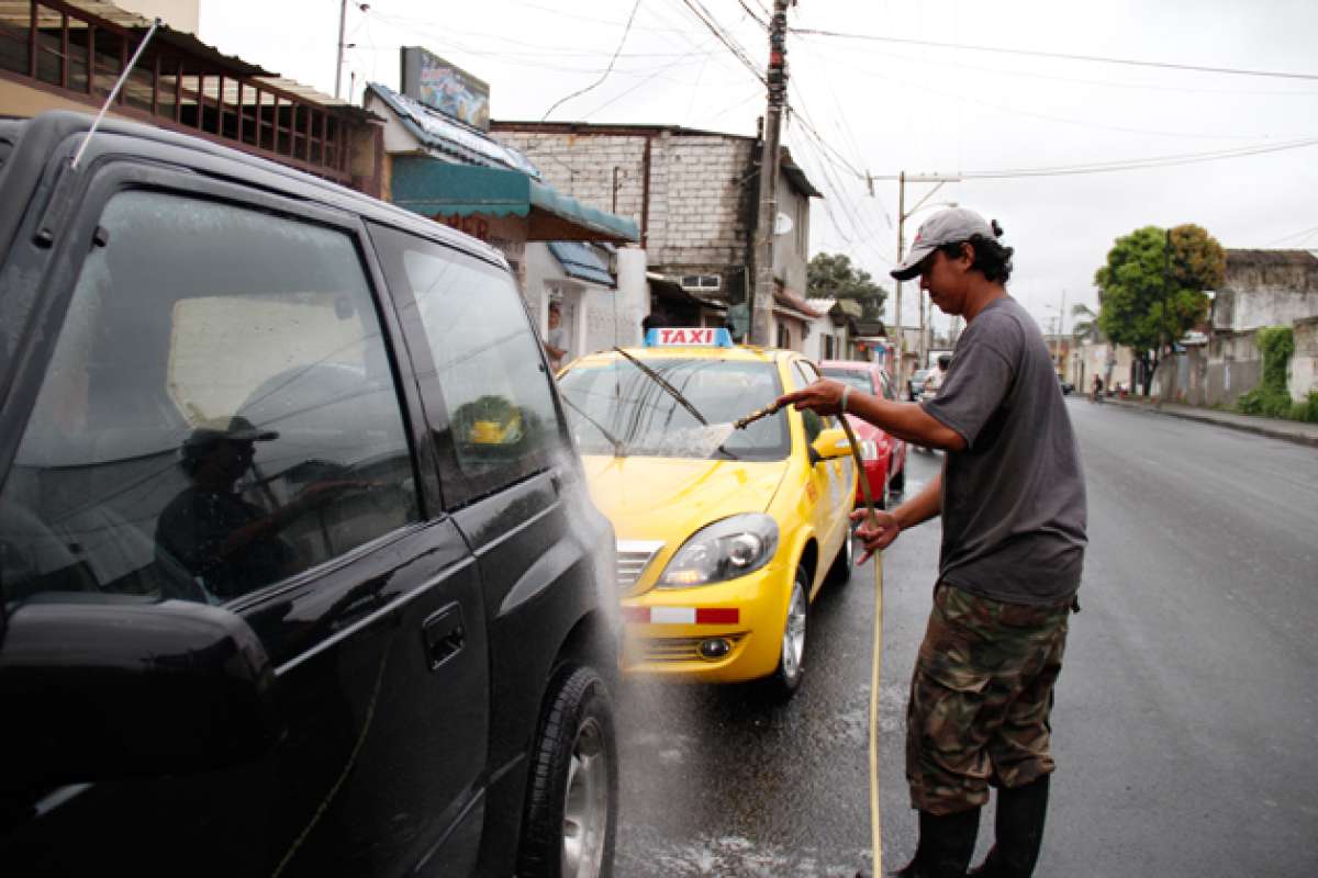 En la ciudad hay negocios que usan el agua potable como recurso principal para su actividad, por ejemplo, las lavadoras de carros. Foto: Miguel Castro/El Tel&eacute;grafo