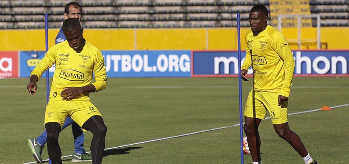 &Eacute;nner Valencia (izq.) y Marcos Caicedo entrenan en el estadio Atahualpa, que ya luce la publicidad de la FEF.