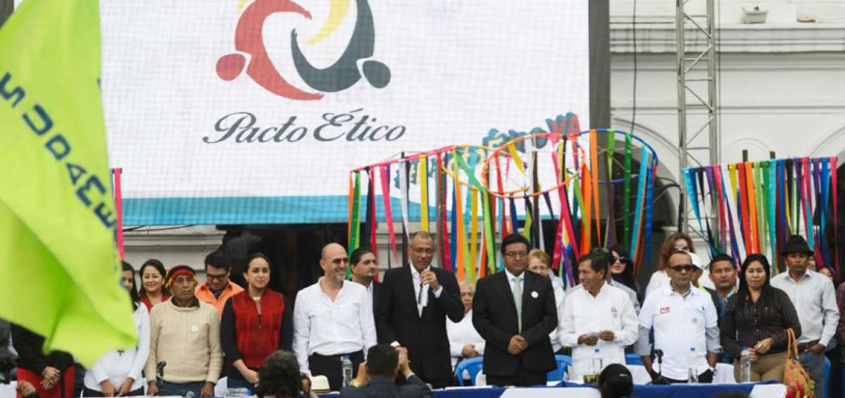 En la suscripci&oacute;n del Pacto &Eacute;tico en la Plaza del Teatro, en Quito, participaron el vicepresidente Jorge Glas y Gabriela Rivadeneira, presidenta de la Asamblea.