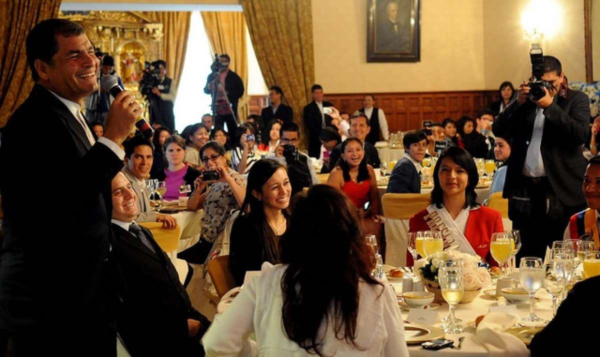 El presidente Rafael Correa comparti&oacute; un almuerzo con los j&oacute;venes tuiteros y abanderados de los colegios. Foto: Cortes&iacute;a Presidencia