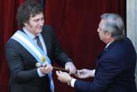 Javier Milei recibió la banda y el bastón presidencial de Alberto Fernández.