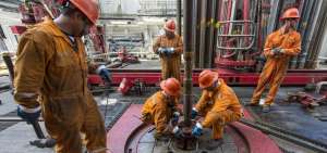 El petr&oacute;leo cierra en su tope desde 2014 por tensiones geopol&iacute;ticas