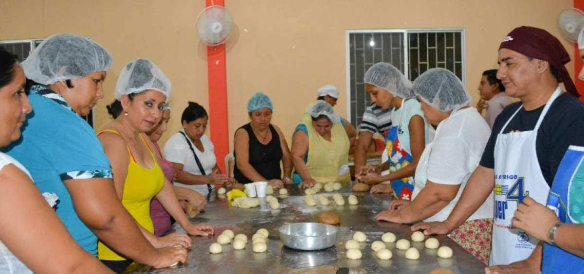 Mujeres de la provincia de El Oro iniciaron su emprendimiento con la elaboraci&oacute;n de panes y dulces.
