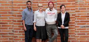 La muestra fue curada por Eduardo Carrera y Hilde Teerlinck (izquierda). Adri&aacute;n Balseca (centro) es uno de los ganadores del premio a la producci&oacute;n. 