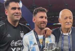 Lionel Messi junto a Omar Couto (der.), quien lo llevó a la Selección argentina.