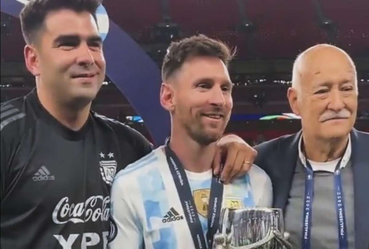 Lionel Messi junto a Omar Couto (der.), quien lo llevó a la Selección argentina.