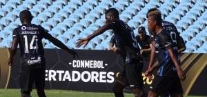 Los futbolistas de Independiente del Valle celebran uno de los cinco goles que le anotaron a Colo Colo, en la segunda fecha de la fase de grupos.