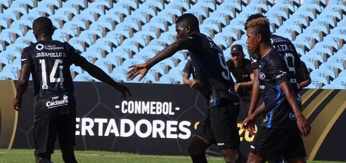 Los futbolistas de Independiente del Valle celebran uno de los cinco goles que le anotaron a Colo Colo, en la segunda fecha de la fase de grupos.