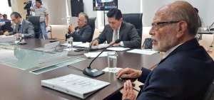 Sesi&oacute;n del Consejo transitorio, presidido por Julio C&eacute;sar Trujillo.