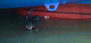 Los buzos ingresaron por la parte posterior del barco (popa). Su trabajo bajo el agua empez&oacute; a las 10:48 y concluy&oacute; a las 11:39.