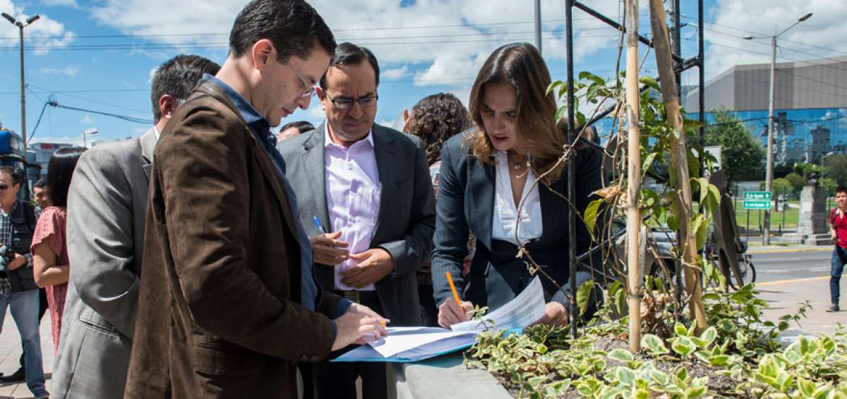 Los concejales de AP en Quito entregaron en la Fiscal&iacute;a una petici&oacute;n para que se profundicen las investigaciones sobre obras de Odebrecht en la ciudad.