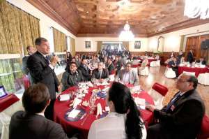 El presidente Rafael Correa y sus colaboradores escucharon por dos horas los pedidos de los transportistas. Foto: Cortes&iacute;a / Presidencia de la Rep&uacute;blica.