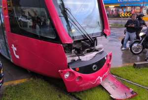 La unidad del Tranvía de Cuenca quedó con daños en la parte posterior, tras el accidente.