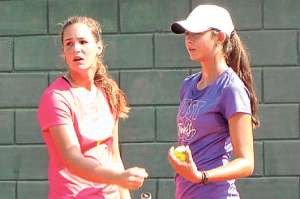 Rafaella Baquerizo (izq.) y Camila Romero son la raqueta n&uacute;mero 1 y 2 del pa&iacute;s, respectivamente. Mikaela Molina completa el equipo que ir&aacute; al Mundial. Foto: Archivo / El Tel&eacute;grafo.