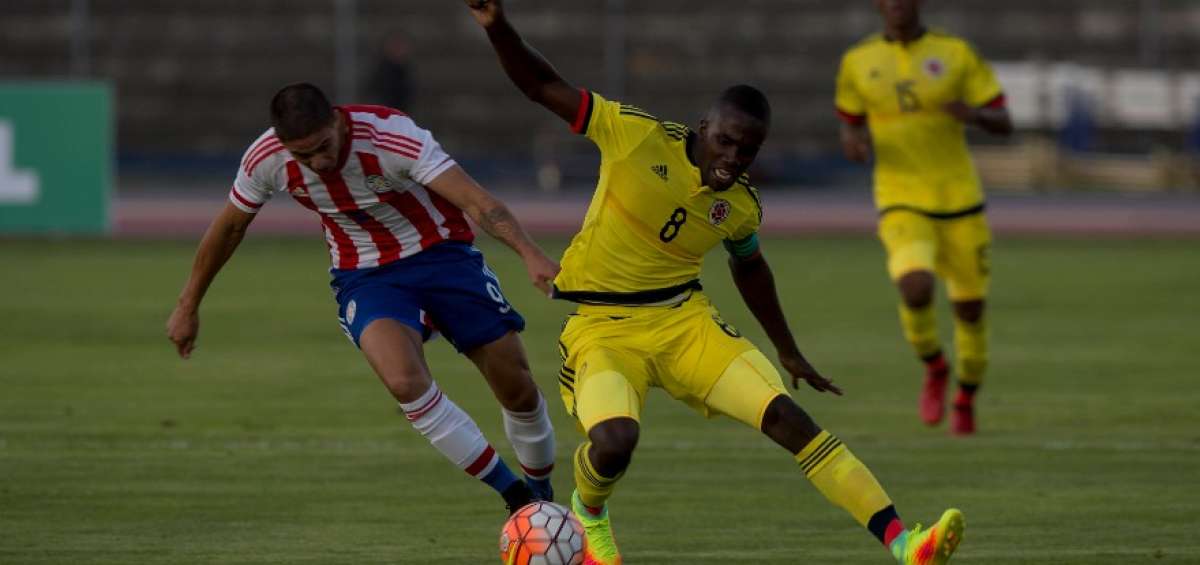 El volante colombiano Kevin Balanta (8) intenta eludir la marca del paraguayo Pedro B&aacute;ez; este encuentro termin&oacute; 1-1 y le dio el &uacute;nico punto a los &lsquo;cafeteros&rsquo;.