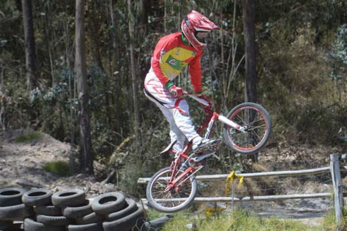 El bicicrosista Wilson Goyes, de Carchi, participa en la prueba contrarreloj de BMX en la Metropista de Quito. Foto: Santiago Aguirre.