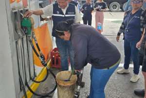 ARCH clausura dos gasolineras en Guayaquil por presuntas irregularidades.
