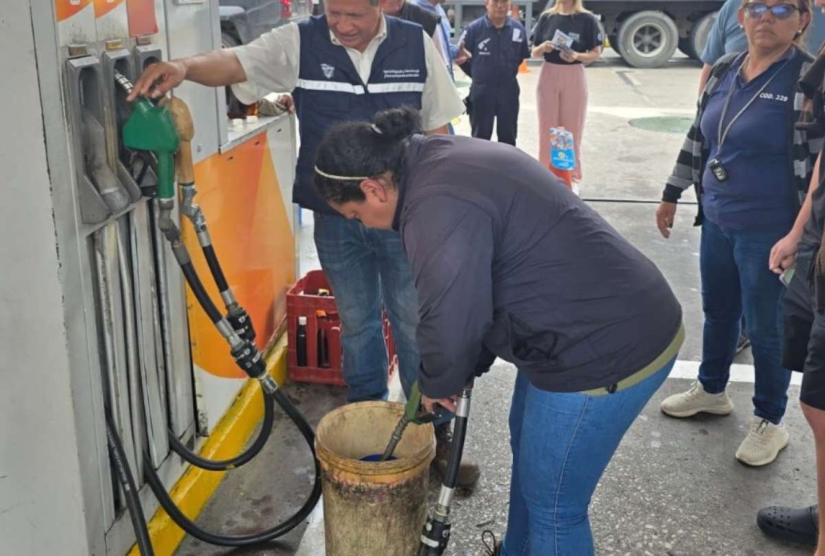 ARCH clausura dos gasolineras en Guayaquil por presuntas irregularidades.