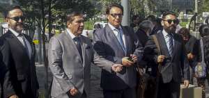 Fernando Villavicencio (centro) y su abogado Luis Fern&aacute;ndez (izq.), adem&aacute;s de presentar la denuncia, se reunieron con la fiscal Ruth Palacios.