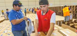 Personal  de la empresa Montgar, del CNE y de las Fuerzas Armadas ejecutan el trabajo coordinado de integraci&oacute;n, custodia y traslado.