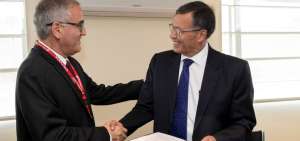 Luis Garc&iacute;a Rosell (izq), presidente del directorio de Petroper&uacute;, y Pedro Merizalde (der.), gerente de Petroecuador, durante la firma del acuerdo.