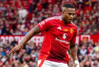 El ecuatoriano Antonio Valencia fue ovacionado por la afición en su vuelta al &quot;Teatro de los Sueños&quot;.