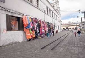 En la plaza de Santo Domingo, los turistas pueden observar y comprar artesan&iacute;as y otros enseres. Foto: Silvia Osorio.